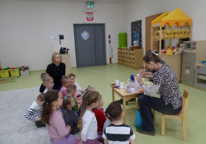 05 Panie opowaiadają o zawartości cukru w produkcie i odmierzają na wadze