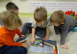 09 Dzieci oglądają książki o dinozaurach