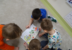 10 Dzieci oglądają książki o dinozaurach