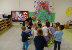 02 Dzieci bawią się przy muzyce