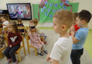 06 Dziewczynki odgadują, jakimi owocami lub warzywami częstują je chłopcy