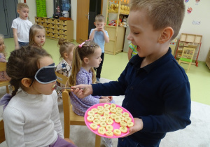 08 Dziewczynki odgadują, jakimi owocami lub warzywami częstują je chłopcy