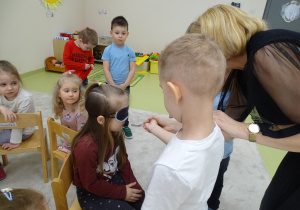 12 Dziewczynki odgadują, jakimi owocami lub warzywami częstują je chłopcy