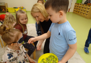 13 Dziewczynki odgadują, jakimi owocami lub warzywami częstują je chłopcy