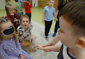 14 Dziewczynki odgadują, jakimi owocami lub warzywami częstują je chłopcy