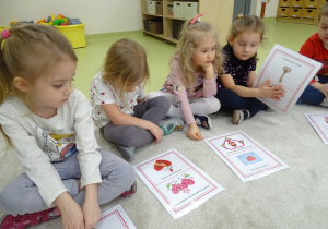 15 Dzieci podczas zabawy Ja mam, kto ma