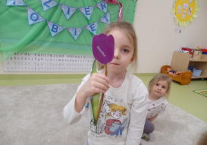 28 Dziewczynka wybiera kwiatka z Jej imieniem