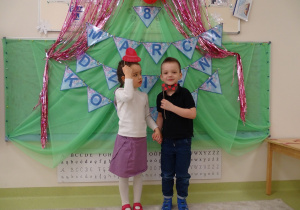 37 Dziewczynka z chłopcem z wybranymi akcesoriami