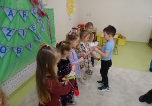 49 Chłopiec wręcza dziewczynce upominek