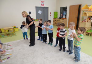 52 Pani rozdaje chłopcom upominki dla dziewczynek od RR