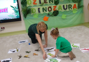 12 Dzieci słuchaja informacji na temat znanych dinozaurów i dopasowują sylwety do obrazka