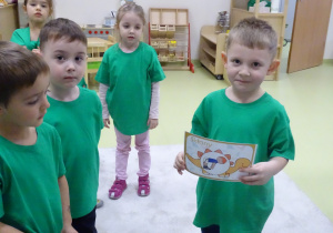 18 Chłopiec z ilustracją dinozaura