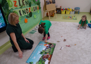 30 Dzieci dopasowują sylwety dinozaurów do ich cieni