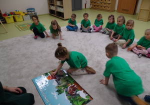 31 Dzieci dopasowują sylwety dinozaurów do ich cieni