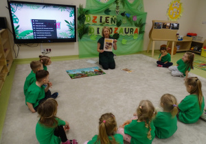 34 Dzieci dowiadują się o wykopaliskach i pracy paleontologa