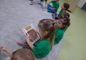 36 Dzieci dowiadują się o wykopaliskach i pracy paleontologa