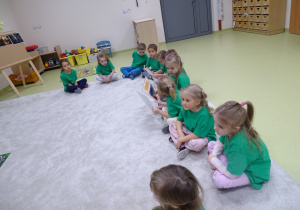 38 Dzieci dowiadują się o wykopaliskach i pracy paleontologa