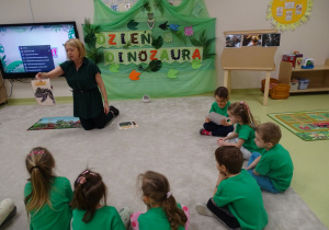 39 Dzieci dowiadują się o wykopaliskach i pracy paleontologa