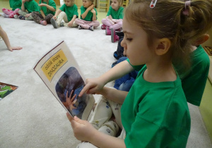 41 Dzieci dowiadują się o wykopaliskach i pracy paleontologa