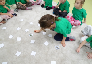 68 Dzieci grają w memory z obrazkami dinozaurów