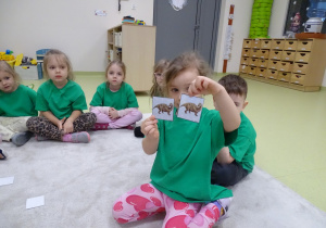 69 Dzieci grają w memory z obrazkami dinozaurów
