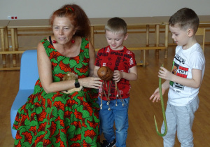 Antoś trzyma instrument afrykański