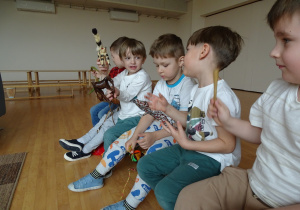 Dzieci oglądają przedmioty z Afryki