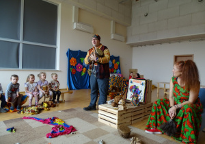 Pan pokazuje sposób gry na instrumencie