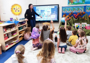 pani opowiada o segregacji śmieci