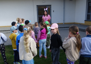 Pani wyjaśnia zasady szukania jajek