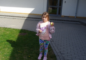Dziewczynka z plastikowym jajkiem