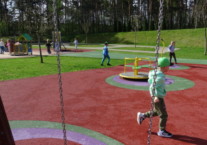 Dzieci biegają po placu zabaw