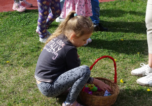 Dziewczynka liczy jajka