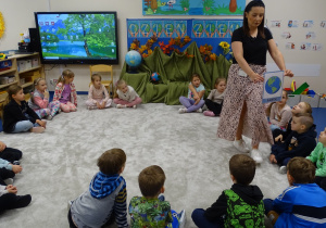Pani z kartą z napisem Earth