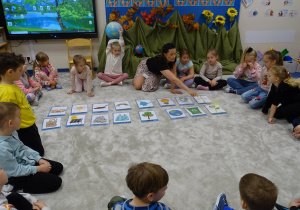 Pani wskazuje kartę obrazkową