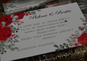 Kartka z napisem Za cichy gest, za chwilę serca – za to, że jesteś częścią bajki, która niesie dobro dalej. Dziękujemy! Dzięki Tobie rozbrzmi dziecięcy uśmiech!