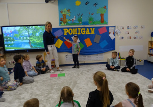 Jaś pokazuje kolor fioletowy