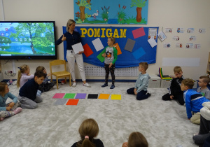 Pani pokazuje kolor zielony