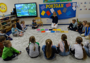 Pani pokazuje wyraz kolorowy
