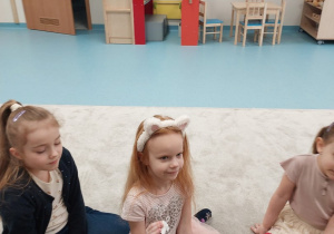 Dziewczynki pokazują wieszaki z różnymi obrazkami