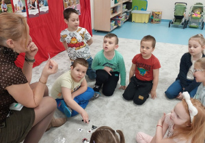 Dzieci biorą udział w zabawie słuchowej