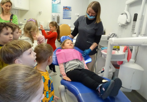 dziewczynka na fotelu stomatologicznym