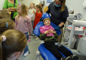 chłopiec na fotelu stomatologicznym
