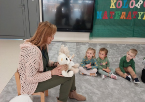 Logopeda opowiada bajkę logpedyczną z Misiem Lulusiem