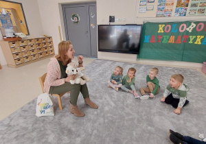Logopeda prezentuje kolejne ćwiczenie, dzieci naśladują
