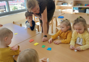 Maluszki powtarzają nazwy kolorów i wybierają kolor żagla