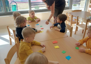 Dzieci wybierają kolor żagla