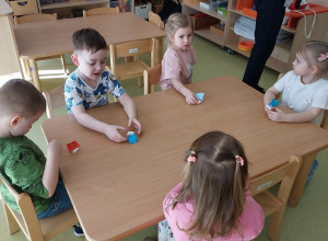 Logopeda tłumaczy dzieciom, jak zrobić żaglówkę