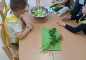 Pani Halinka Obiera ogórka ze skórki