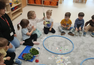 dzieci maja mozliwość dotknięcia warzyw